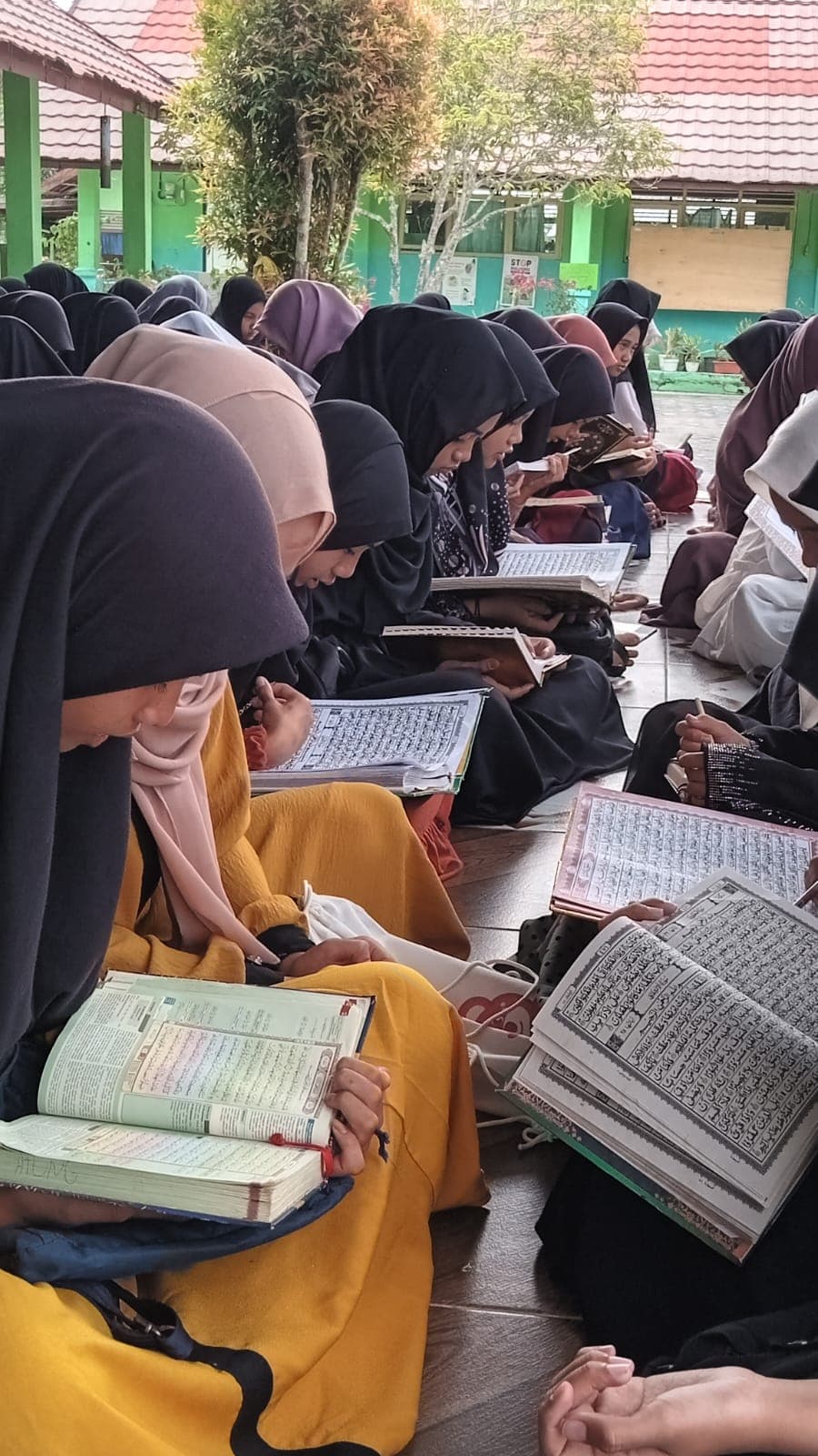 Kegiatan Mengaji dan Pendidikan Agama SMPN 9 Sampit